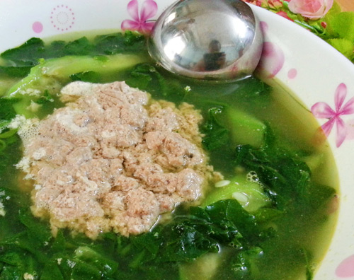 Crab soup cooked with spinach and luffa