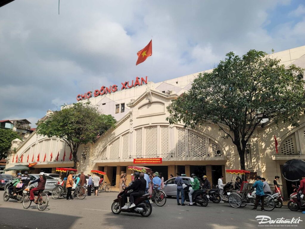 Chợ Đồng Xuân (Dong Xuan Market)